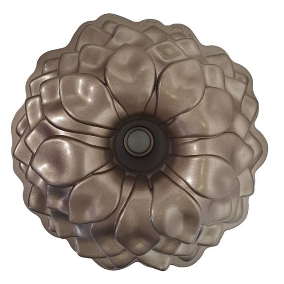 Nordic Ware Blossom Bundt Cake Pan 10-Cup Capacity Mold Nonstick - Picture 1 of 6
